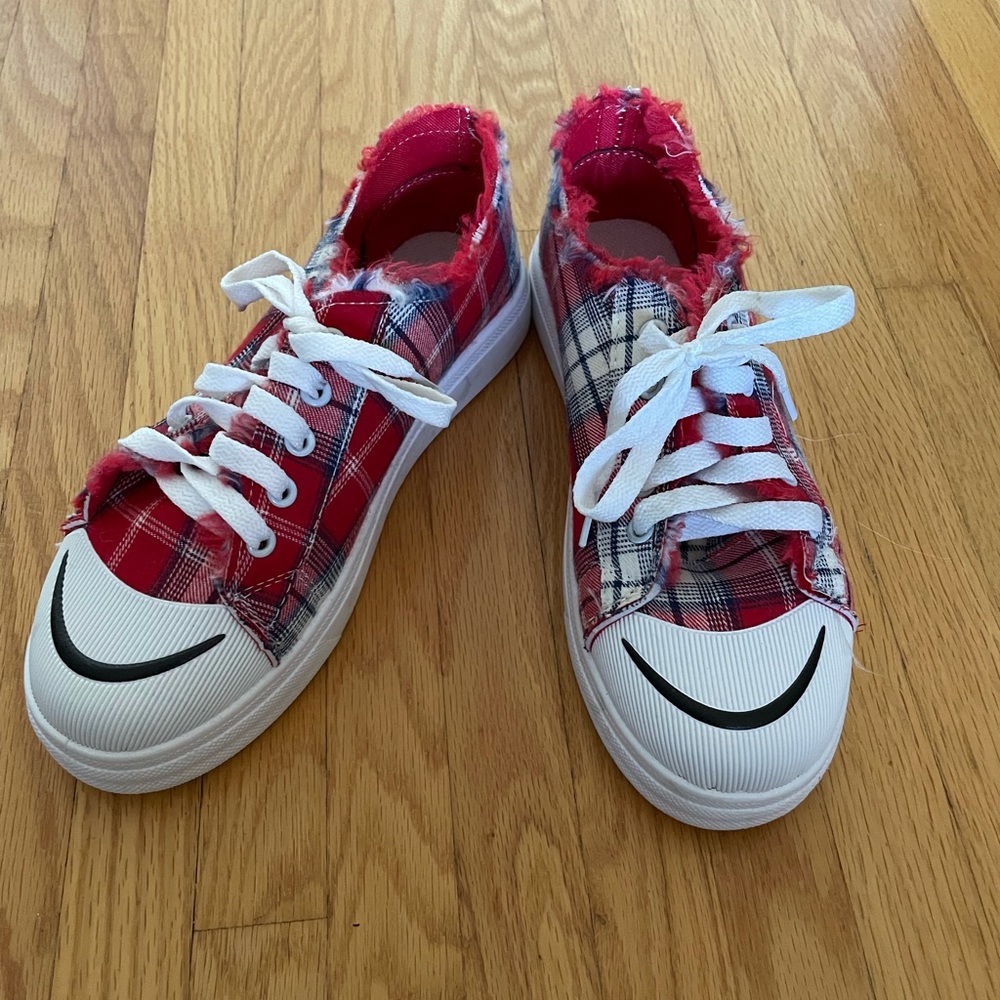 Casual plaid sneaker size 7